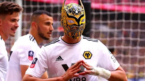 Raúl Jiménez celebró su gol con la máscara de Sin Cara