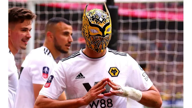 Raúl Jiménez celebró su gol con la máscara de Sin Cara