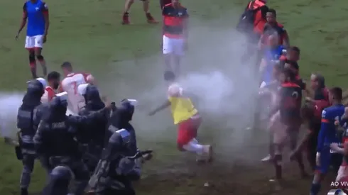 El momento en el que la policía arroja gas pimienta a los jugadores