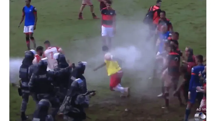 El momento en el que la policía arroja gas pimienta a los jugadores