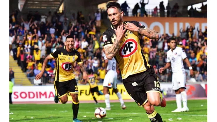 Mauricio Pinilla celebra su gol ante Colo Colo.