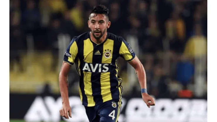 Mauricio Isla jugó 45 minutos en empate del Fenerbahçe