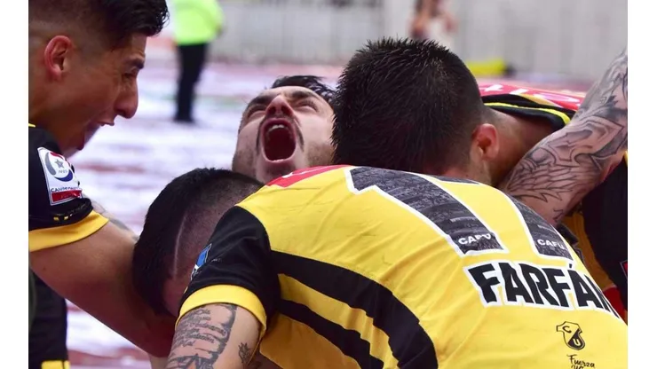 El furioso festejo de Pinilla ante Colo Colo.
