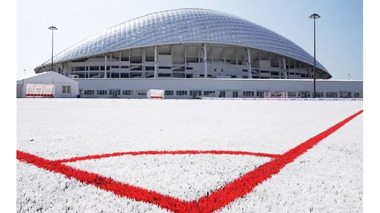 Marca de cerveza inaugura cancha hecha de vasos plásticos reciclados