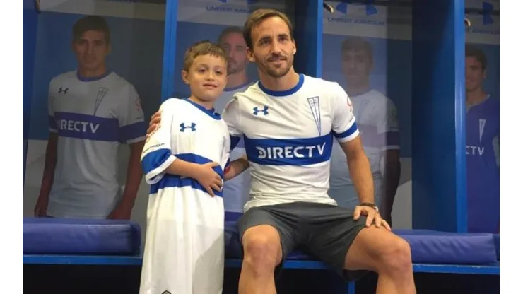 Pequeño hincha de la UC recibe de regalo la camiseta del Chapa Fuenzalida