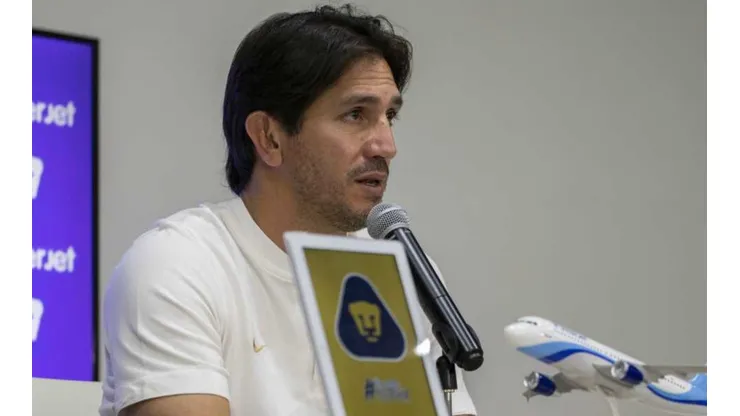 Técnico de Felipe Mora se agarró a combos con hincha rival