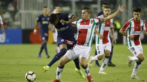 Palestino vs Alianza de Lima – 2 de abril de 2019/SANTIAGO Julian Fernandez (D) disputa el balon, durante el partido entre Palestino vs Alianza de Lima, valido por la fase de grupo, de la Copa Libertadores de Am�rica, disputado en el Estadio Monumental.FOTO: SEBASTIAN BELTRANGAETE/AGENCIAUNO