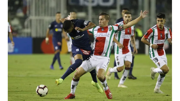 Palestino vs Alianza de Lima - 2 de abril de 2019/SANTIAGO Julian Fernandez (D) disputa el balon, durante el partido entre Palestino vs Alianza de Lima, valido por la fase de grupo, de la Copa Libertadores de Am�rica, disputado en el Estadio Monumental.FOTO: SEBASTIAN BELTRANGAETE/AGENCIAUNO