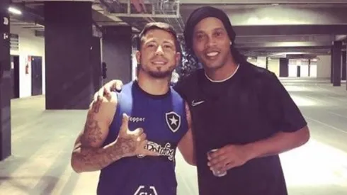Leo Valencia cumple su sueño y se saca una foto con Ronaldinho Gaúcho