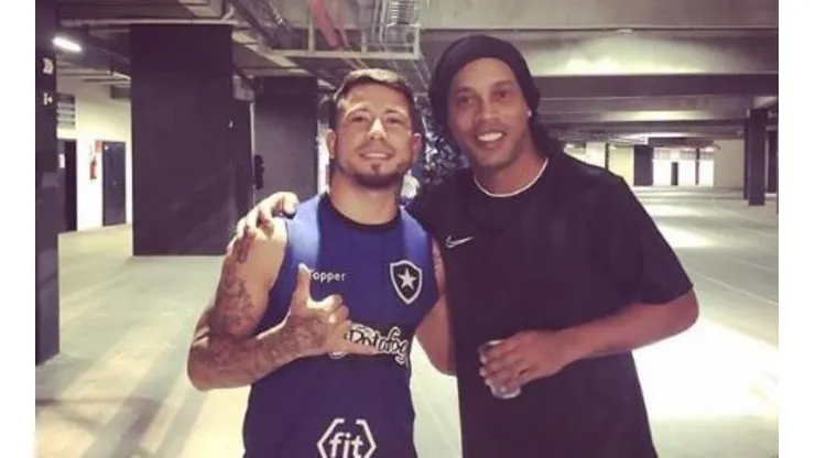 Leo Valencia cumple su sueño y se saca una foto con Ronaldinho Gaúcho