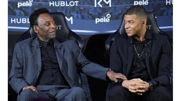 O Rei Pelé le tira flores a Kylian Mbappé