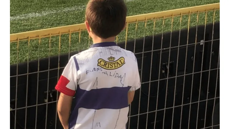 Marca de la UC busca a pequeño hincha que emocionó con su camiseta