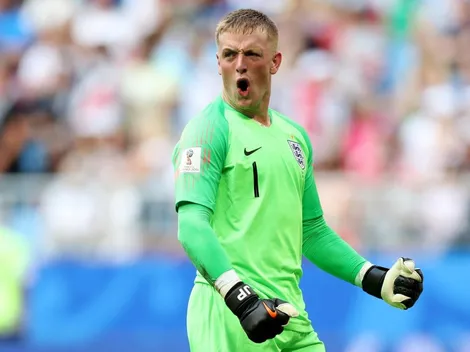 Arquero de la selección inglesa se agarra a combos afuera de un bar