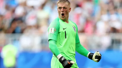 Arquero de la selección inglesa se agarra a combos afuera de un bar