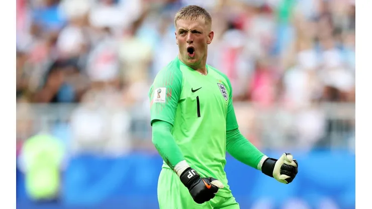 Arquero de la selección inglesa se agarra a combos afuera de un bar