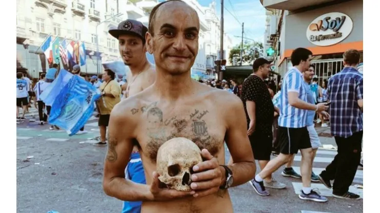 Hincha de Racing llevó el cráneo de su abuelo para celebrar la Superliga