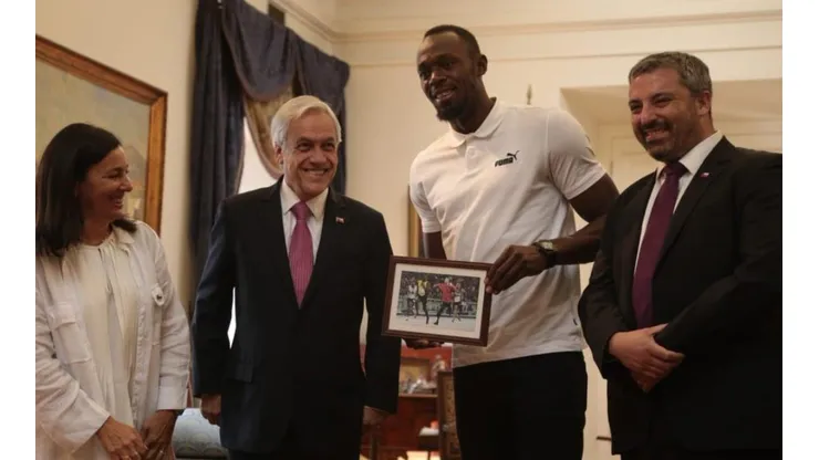 Piñera le regaló un meme a Bolt donde salen ambos