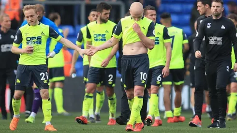 Huddersfield se lamenta tras la derrota contra Crystal Palace.