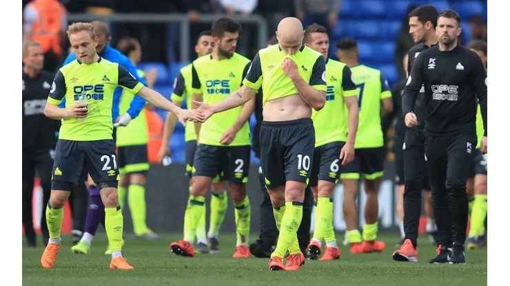Huddersfield se lamenta tras la derrota contra Crystal Palace.