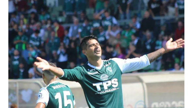 Enzo Gutiérrez celebrando su doblete en Valparaíso