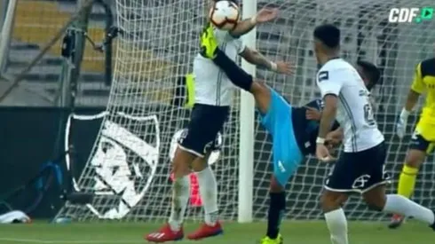 El balón da en el brazo de Zaldivia en área colocolina: polémica