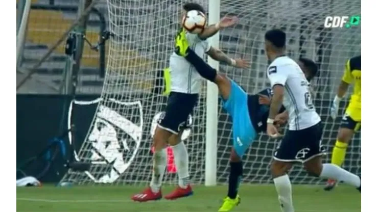 El balón da en el brazo de Zaldivia en área colocolina: polémica
