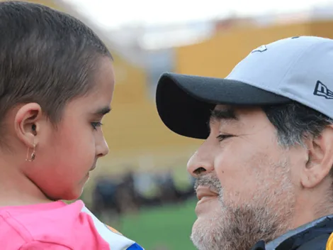 Maradona se divierte bailando con niños con cáncer