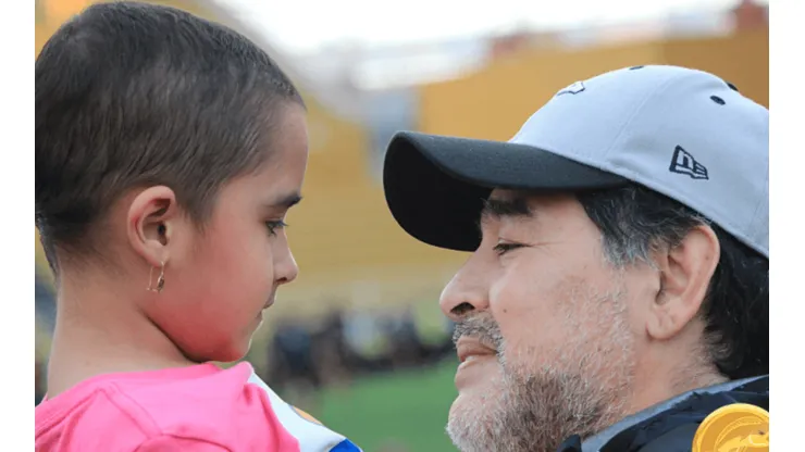 Maradona se divierte bailando con niños con cáncer
