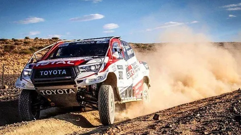 Fernando Alonso a bordo de su Toyota Hilux