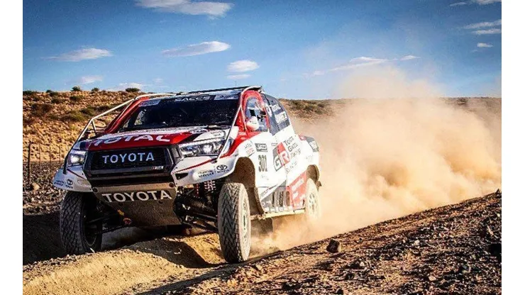 Fernando Alonso a bordo de su Toyota Hilux