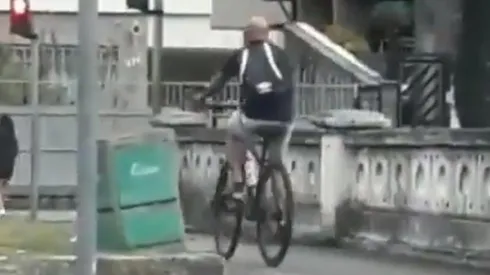 Sampaoli se va a trabajar en bicicleta.