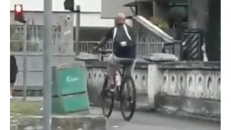 Sampaoli se va a trabajar en bicicleta.