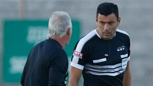 Basay le reclamó a Tobar, que fue cuarto asistente en La Cisterna