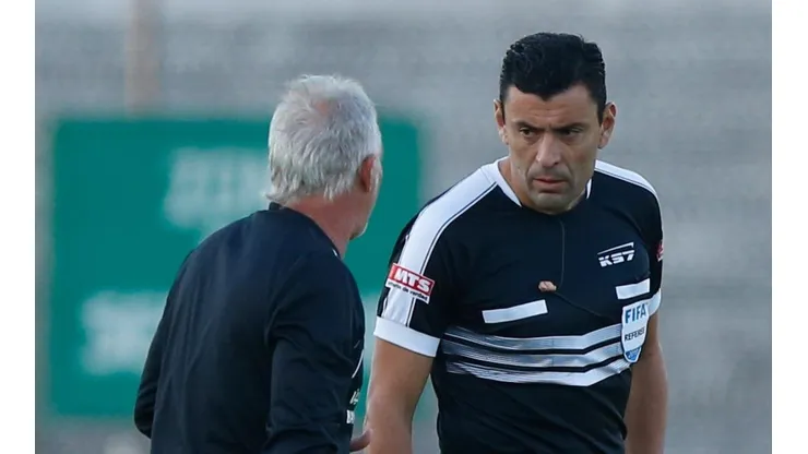 Basay le reclamó a Tobar, que fue cuarto asistente en La Cisterna