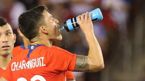 Charles Aránguiz puede jugar dos partidos en 66 horas y a 8.500 km