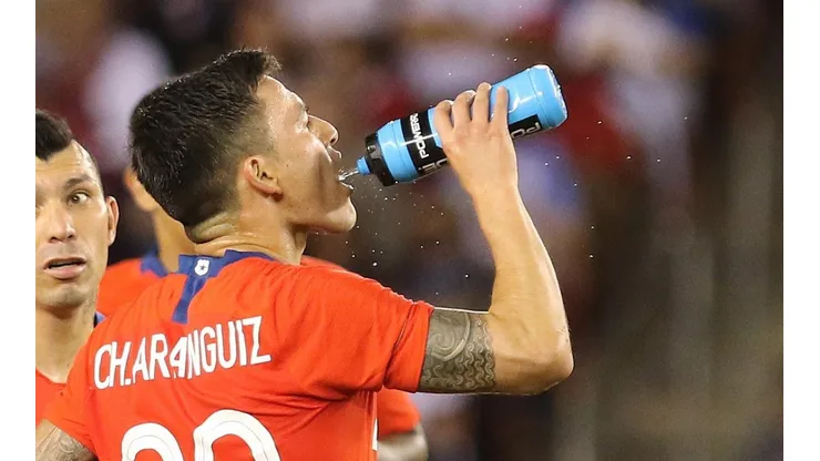 Charles Aránguiz puede jugar dos partidos en 66 horas y a 8.500 km