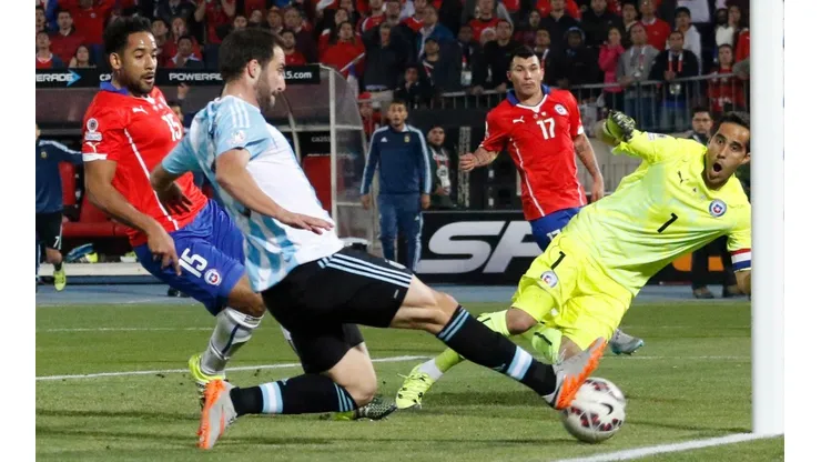 2015: Higuaín se lo pierde solo frente a Bravo en la final de Copa América