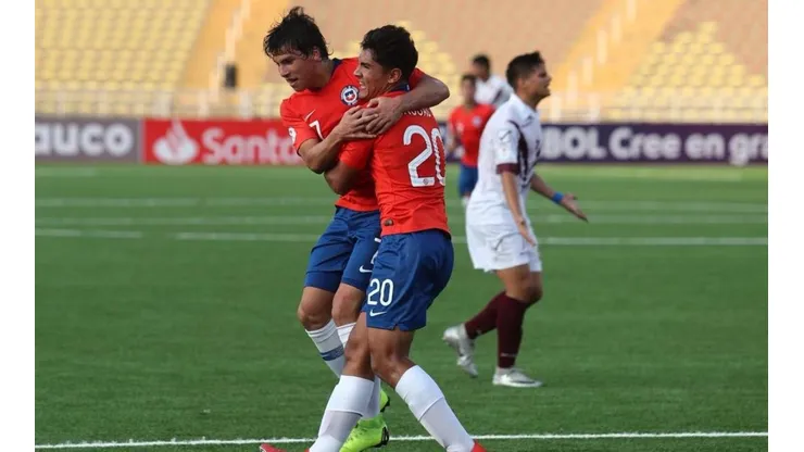 Tapia, el mejor de la cancha, festejando el 3-0