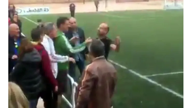 La escena ante los niños: mal el espectador, mal el réferi.