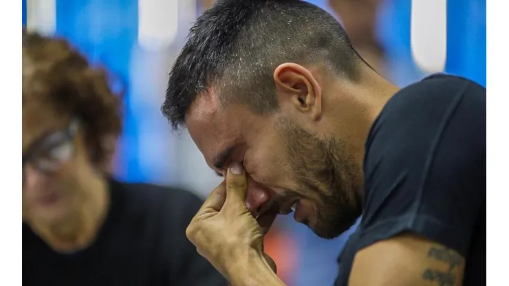 Alan Ruschel, superviviente de la tragedia de Chapecoense, llorando la muerte de Rafael Henzel