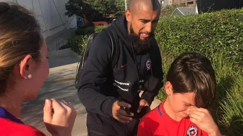 Vidal firma el autógrafo del emocionado niño chileno