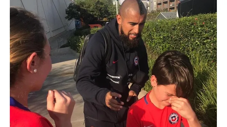 Vidal firma el autógrafo del emocionado niño chileno