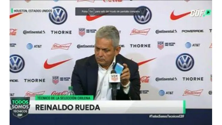 Rueda en el momento que sacó su celular en plena conferencia