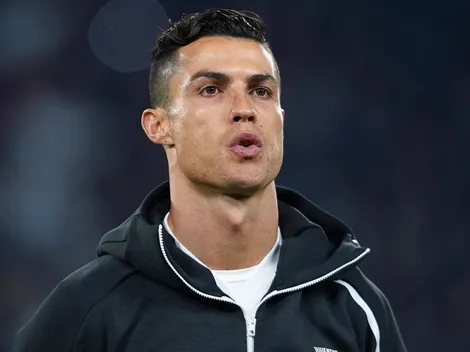 La fría reacción de Cristiano al firmar una camiseta del Madrid