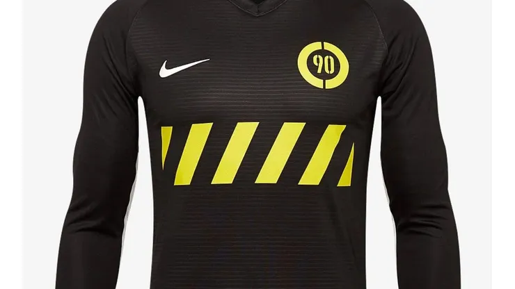 Nike lanza una camiseta especial con el remake de las Total 90 Laser