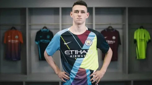Phil Foden luce una camiseta que combina seis modelos previos del City
