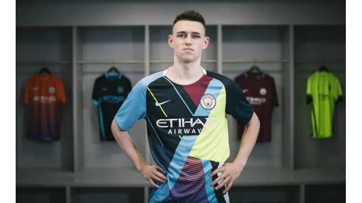 Phil Foden luce una camiseta que combina seis modelos previos del City