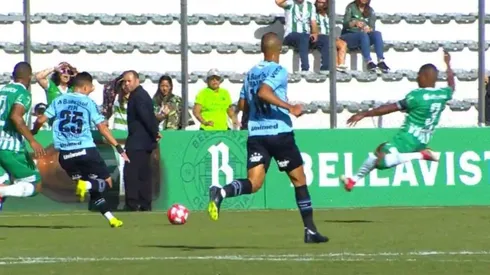 ¡Y más encima alega por la roja! Patada asesina en el fútbol brasileño