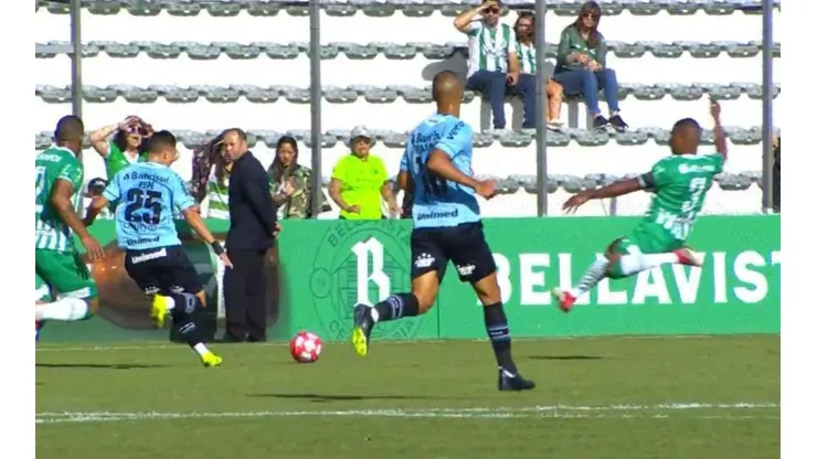 ¡Y más encima alega por la roja! Patada asesina en el fútbol brasileño