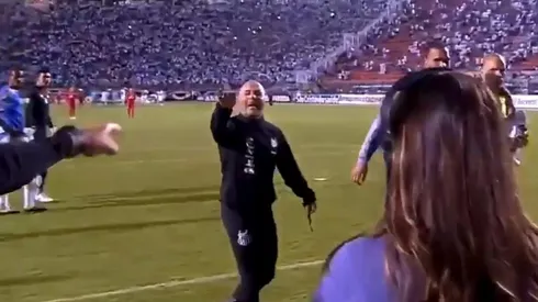 Sampaoli le grita cariños a Zago.